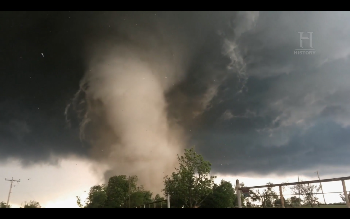 Tornado shot. Самые жуткие Торнадо в мире. Самые мощные при мощные Торнадо на свете. ��смерч в Оренбургской области видели? Такая погода🤷🏻‍♀️.