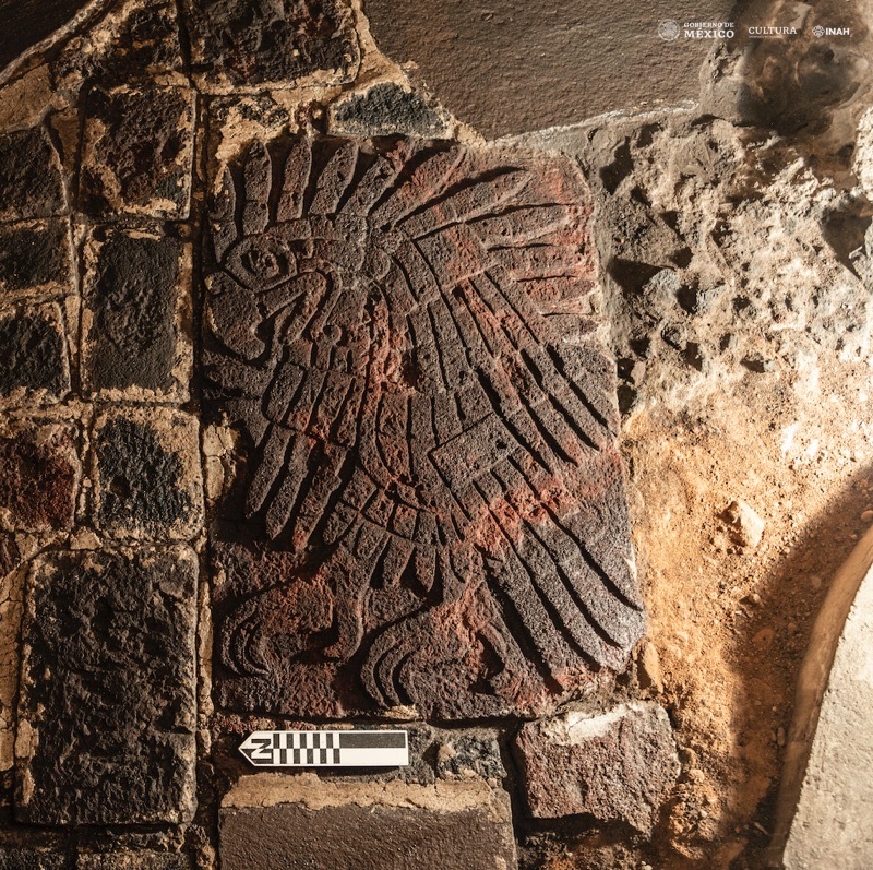 Espetacular gravura de águia é encontrada em templo asteca no México - 1