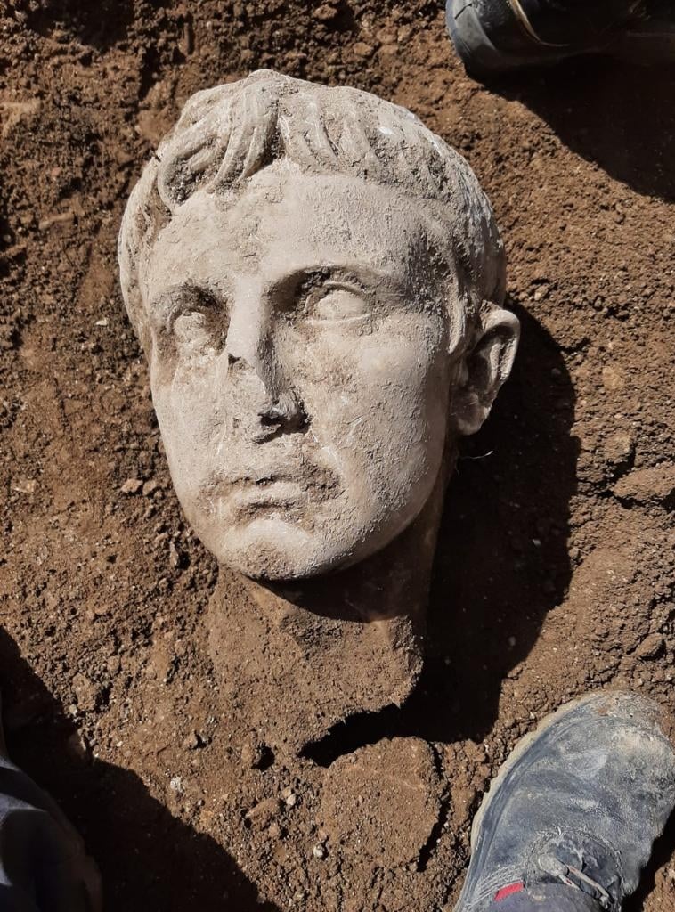 Cabeça de mármore de 2 mil anos do imperador Augusto é encontrada na Itália - 1