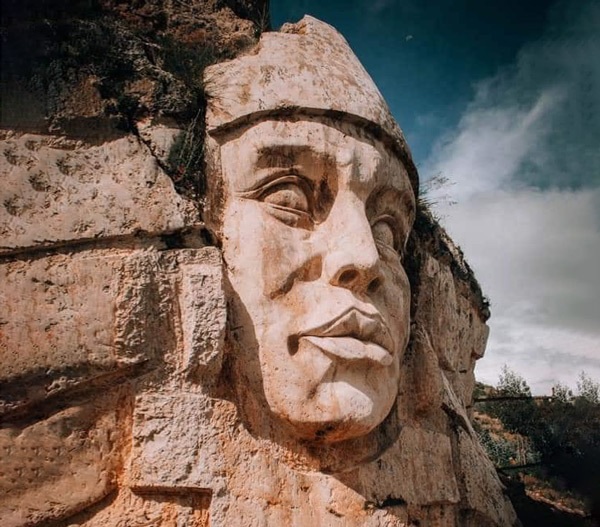 As assombrosas esculturas incas esculpidas nos Andes - 1