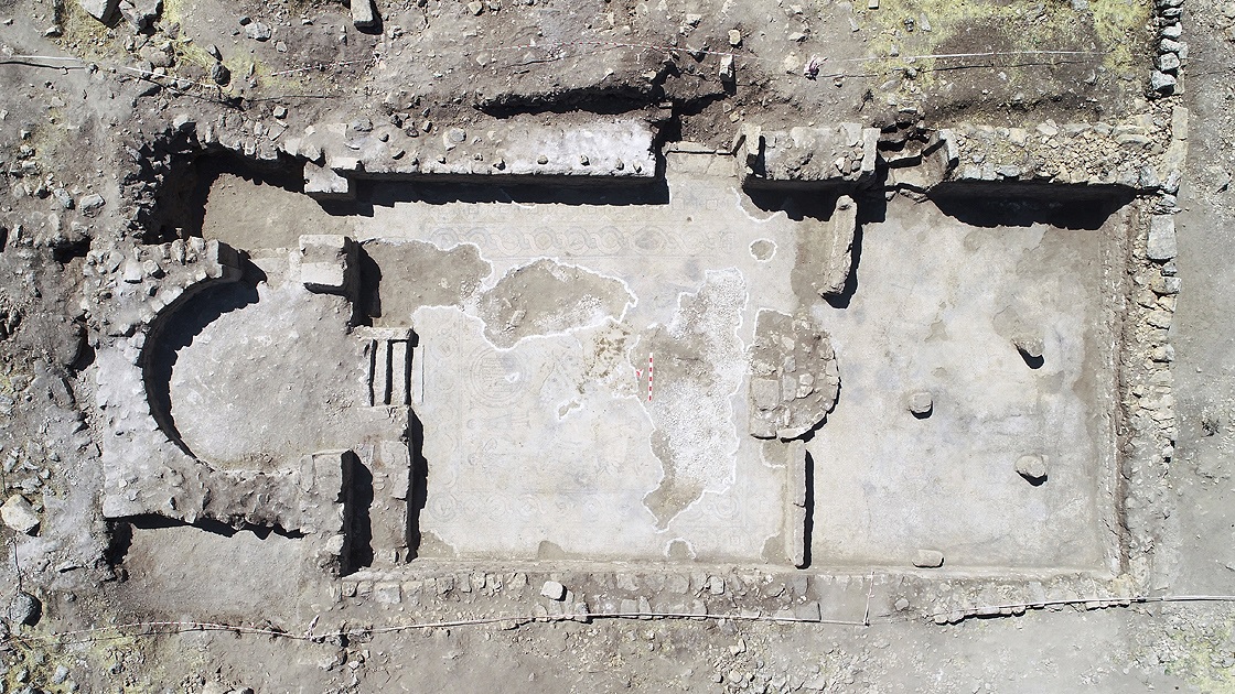 Arqueólogos encontram mosaicos de 1600 anos em ruínas de igreja cristã na Turquia  - 1