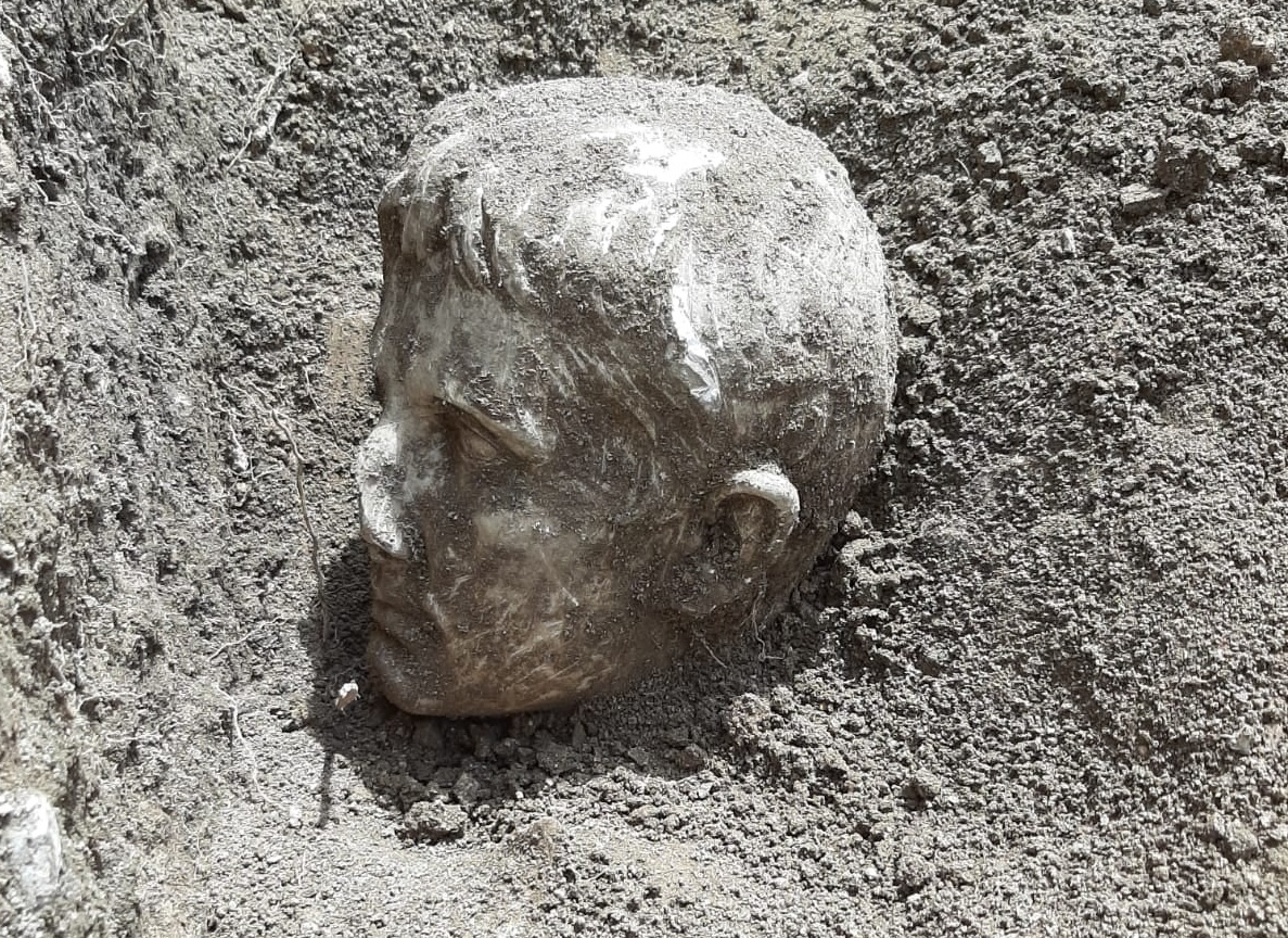 Cabeça de mármore de 2 mil anos do imperador Augusto é encontrada na Itália - 2