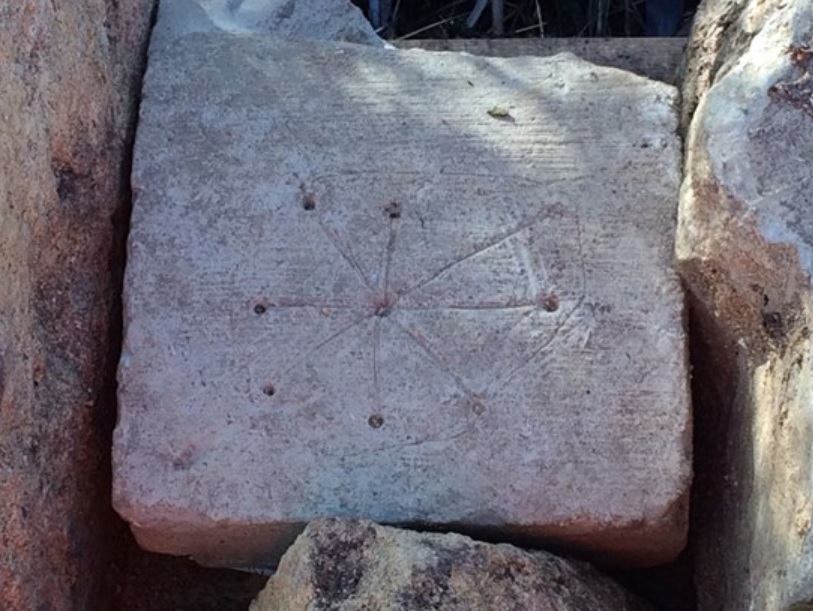 Marcas antigas feitas por bruxas são encontradas em caverna na Inglaterra
