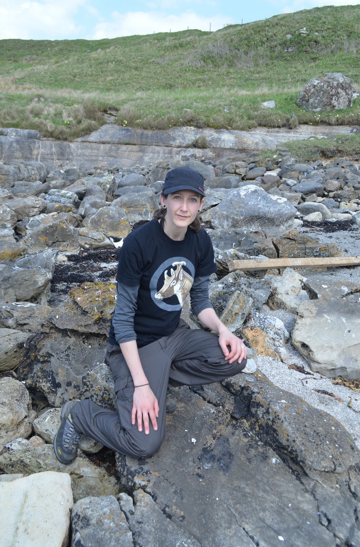 Corrida na praia resulta na descoberta acidental de raro osso de dinossauro na Escócia - 1