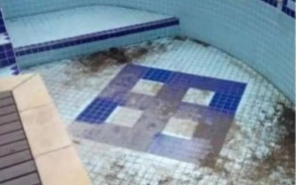 Professor de SC conhecido por suástica na piscina remove símbolo nazista do local - 1