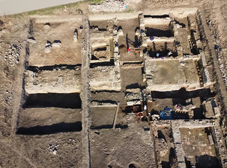 Espetacular quartel militar do Império Romano é encontrado enterrado sob milharal - 1