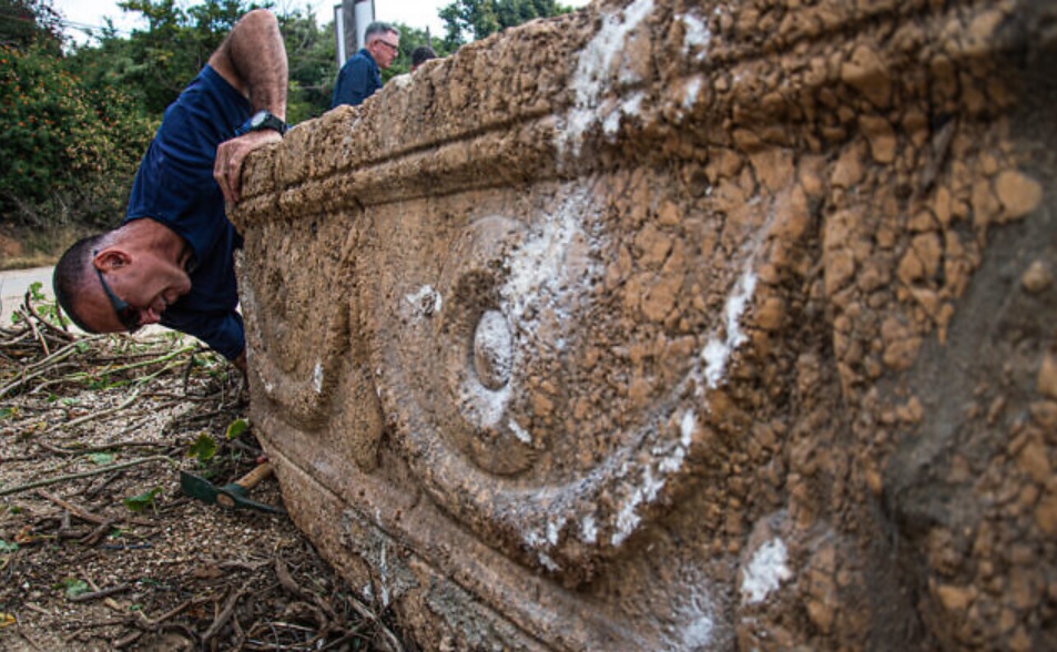 Dois raros sarcófagos de pedra de 1800 anos são encontrados por acaso em Israel - 1