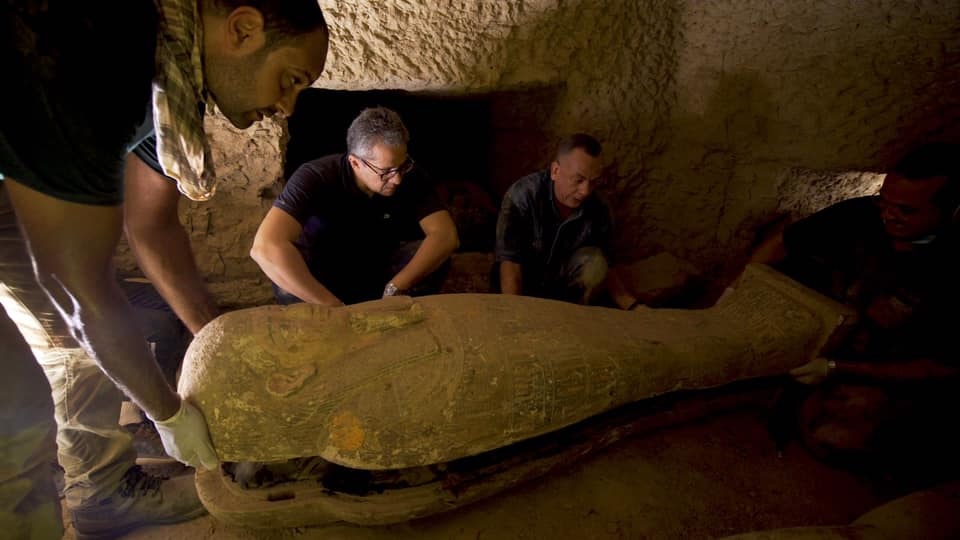 Egito anuncia rara descoberta de 13 sarcófagos de 2500 anos lacrados e bem preservados - 1