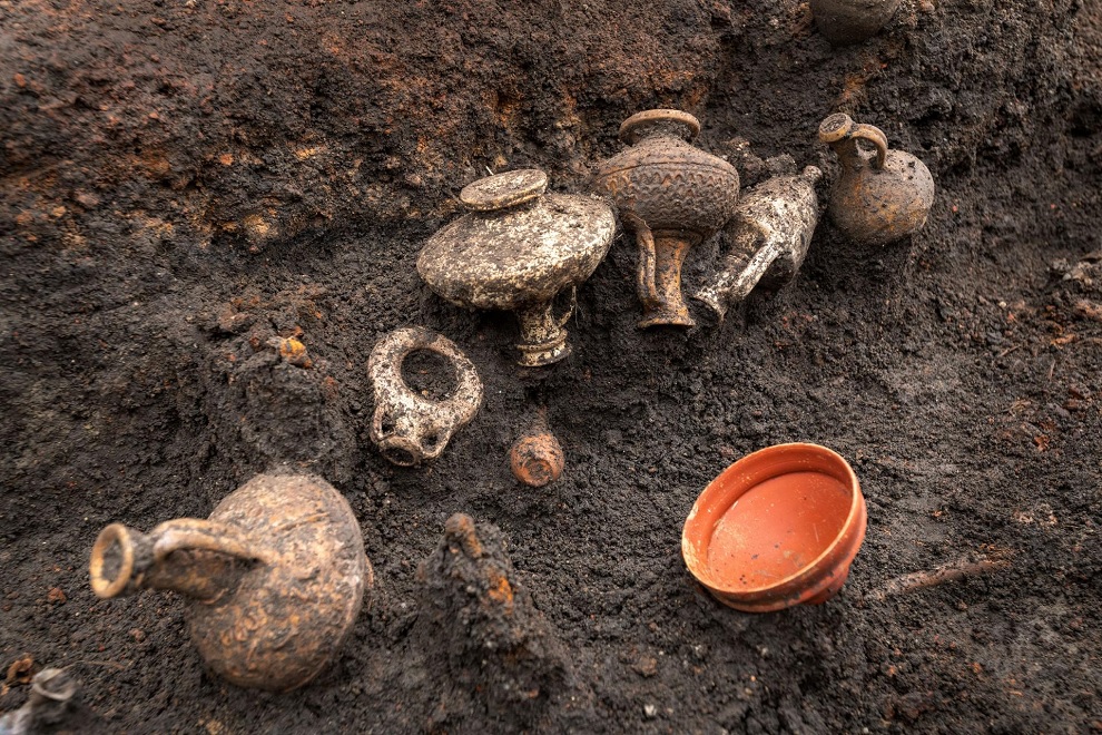 Encontrados restos mortais de criança enterrada com cachorro de estimação há 2 mil anos - 1